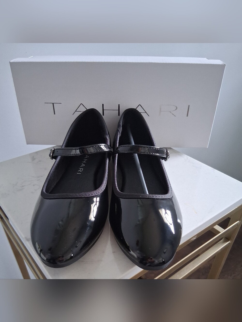 TAHARI VIENNA BLACK PATENT FLATS-SIZE 6.5